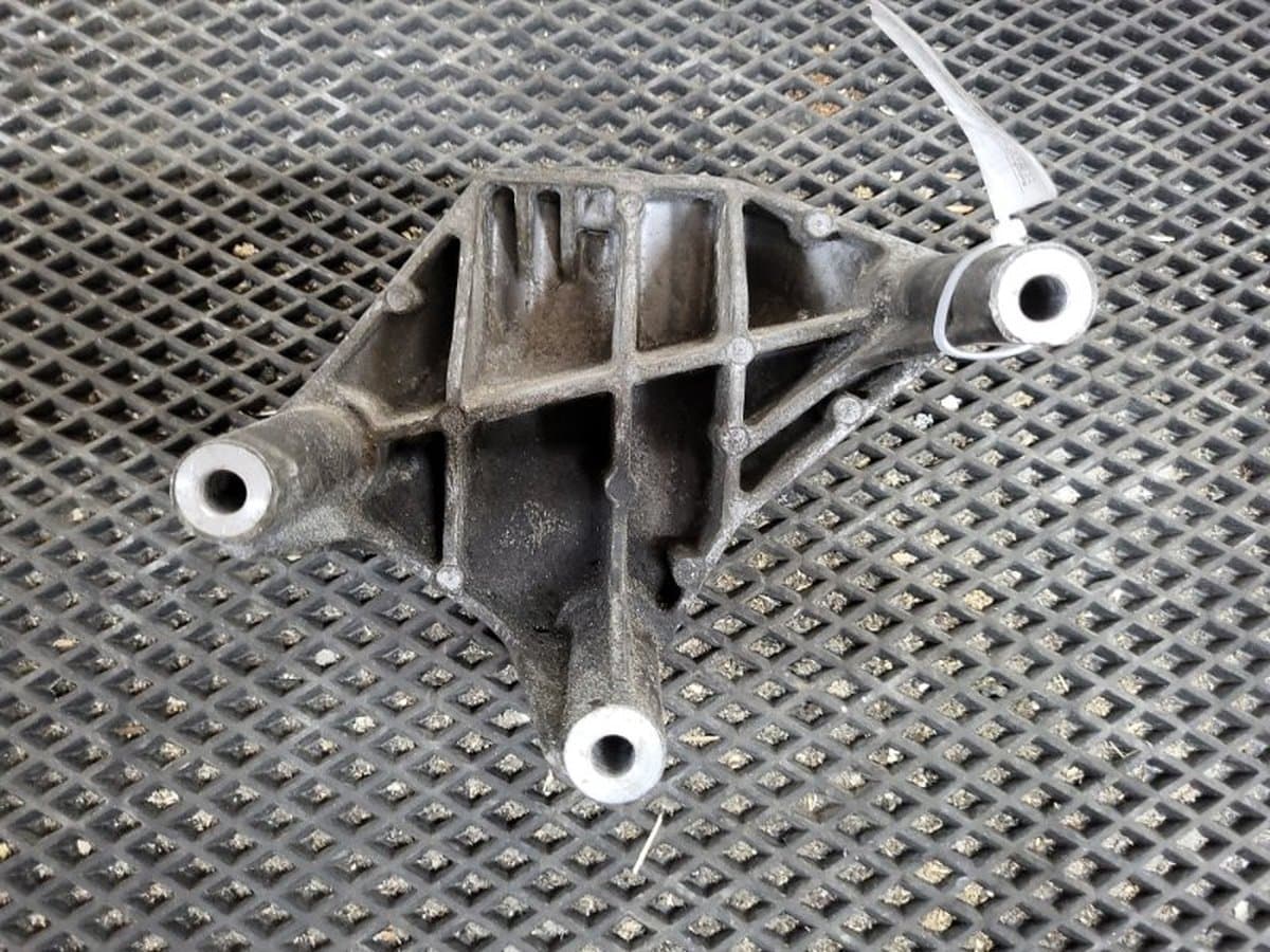 Кронштейн крепления двигателя — фото 6