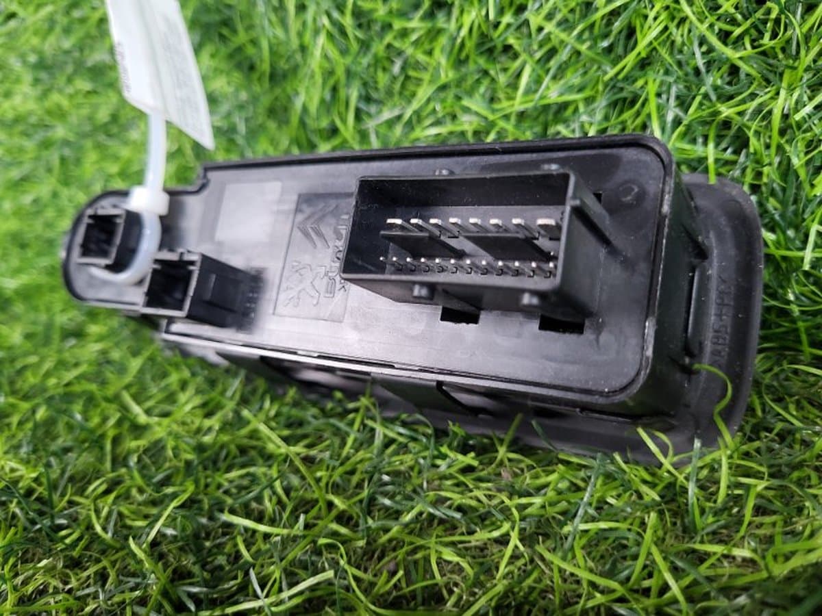 Блок кнопок стеклоподъемника — фото 11